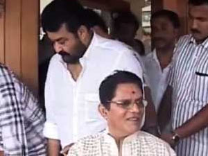 Mohanlal paid a visit to Jagathy Sreekumar Mohanlal paid a visit to Jagathy Sreekumar