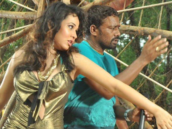 മാദക വേഷത്തില്