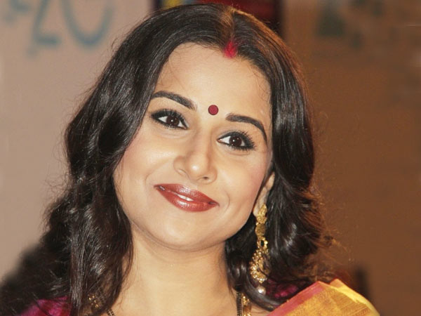 ഹഷ്മി കൊണ്ടേ വിദ്യ കണ്ണെഴുതൂ