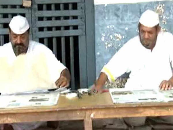 തടവുകാര്ക്കൊപ്പം