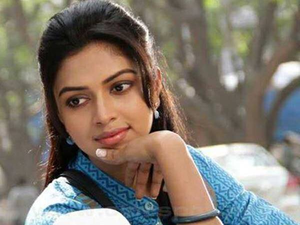 നീലത്താമര