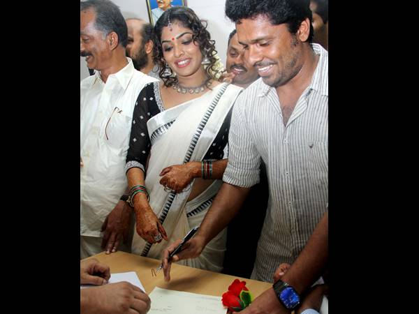 എവിടയാ ഒപ്പ് ഇടേണ്ടത്
