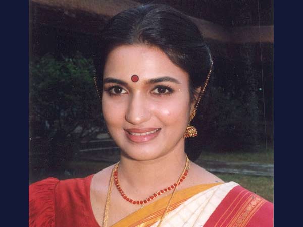 നര്ത്തകിയായി തൂവല്ക്കൊട്ടാരത്തില്