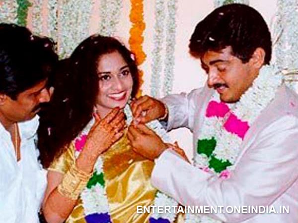 താലി കെട്ടുന്നു