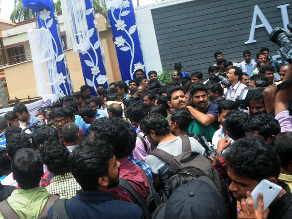 മാധ്യമങ്ങള് പുറത്ത്