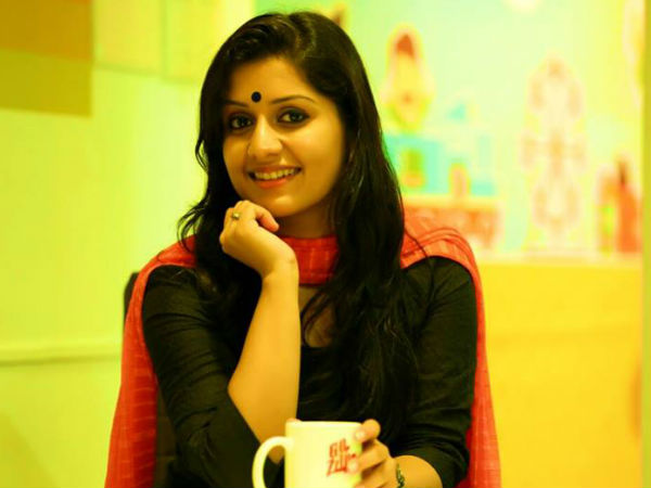 സംവിധായികയാണ്