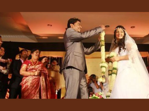 വീട്ടുകാരുടെ അനുഗ്രഹത്തോടെ