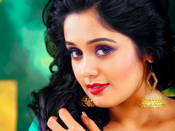 അനന്യയുടെ സ്റ്റാന്റ്