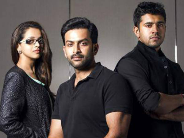 പൊലീസ് ഓഫീസറുടെ വേഷത്തില്