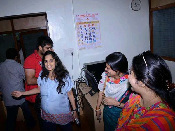 നിറ ഗര്ഭണിയായി ശാലിനി വന്നു