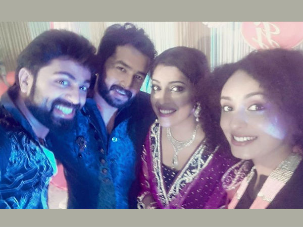 കോ സ്റ്റാര്സിനൊപ്പം