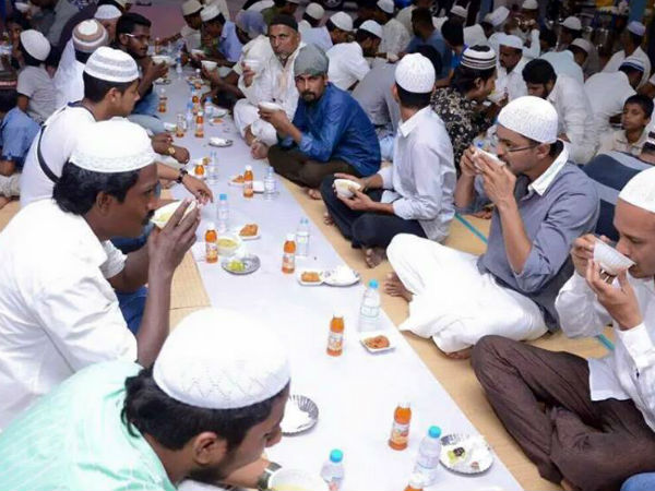 നോമ്പ് തുറക്കുന്നു