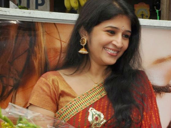 നീന കുറുപ്പ് -ഷിനില്