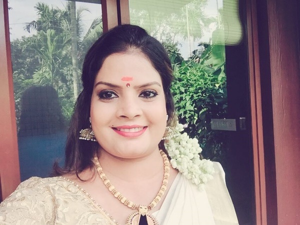 സ്ത്രീയെ പരസ്യമായി അപമാനിക്കുന്നു