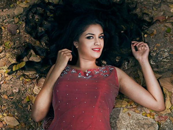 വിട്ടു നില്ക്കുന്നുമില്ല