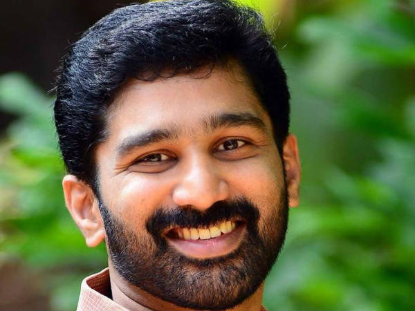 മൊയ്തീന്റെ രാഷ്ട്രീയം കോമാളിത്തരമാക്കി