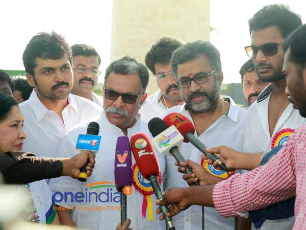 ഞങ്ങള് ആരാധകരല്ല, അംഗങ്ങളാണ്