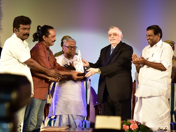 ഒറ്റാല് തിളങ്ങുന്നു