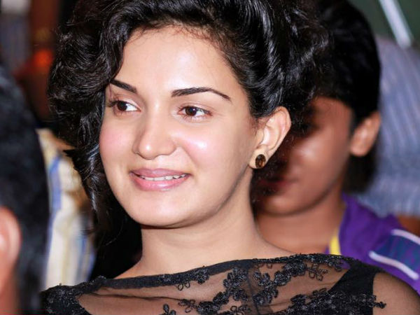 അടുത്തെങ്ങുമില്ല