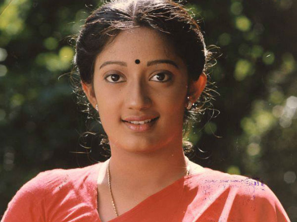 അമ്മയെ കണ്ട് മകളും