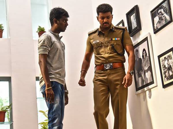 മൂന്ന് വേഷത്തില്