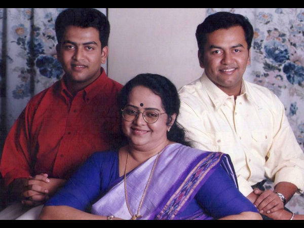 അമ്മയ്ക്കൊപ്പം