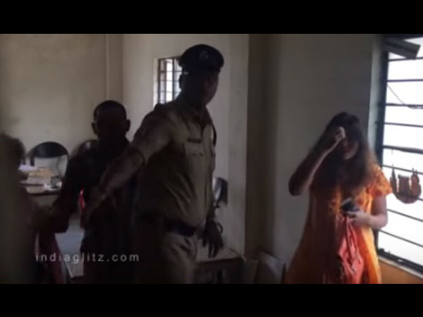 ഒറ്റയ്ക്ക് പോകണം