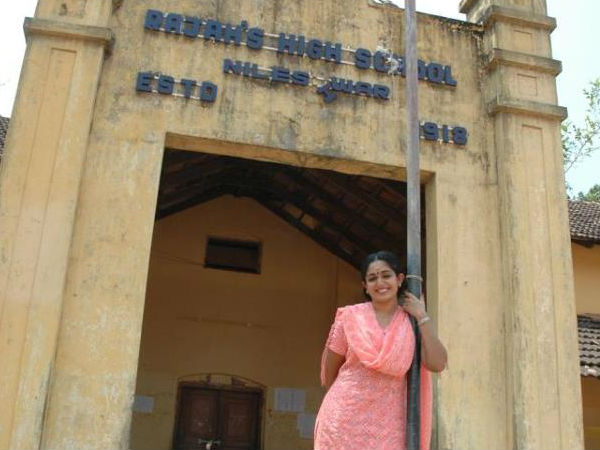 സ്കൂളിന് മുന്നില്