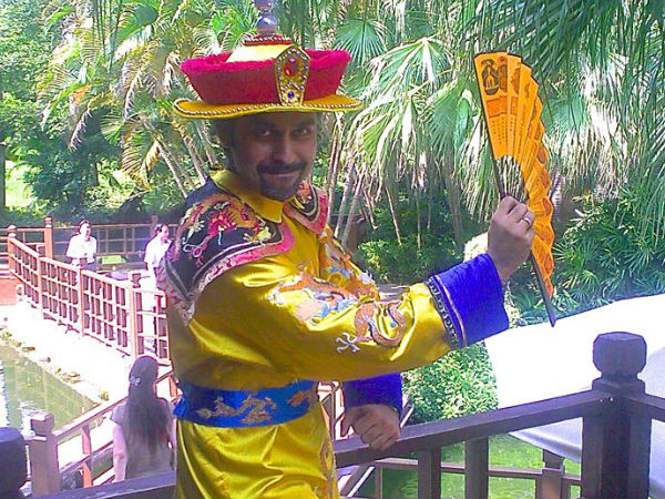 ചൈനീസ് വേഷത്തില്