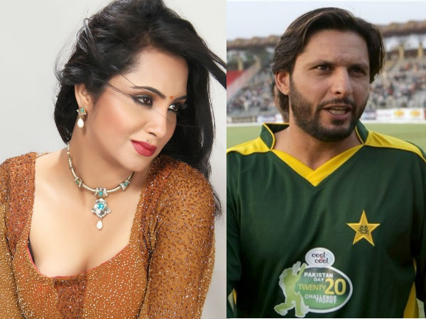 arshi-khan-shahid-afridi arshi-khan-shahid-afridi