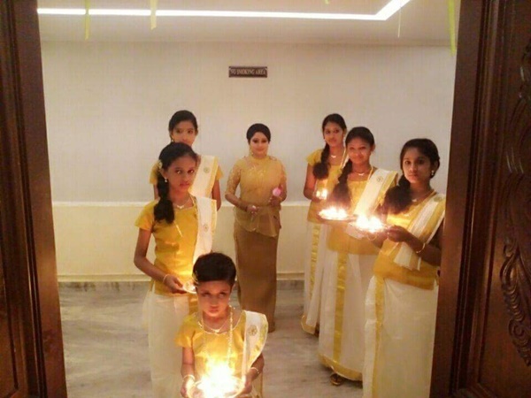 വസ്ത്രത്തിലും ചടങ്ങിലും