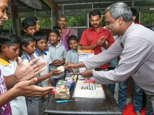 കേക്ക് മുറിച്ചു