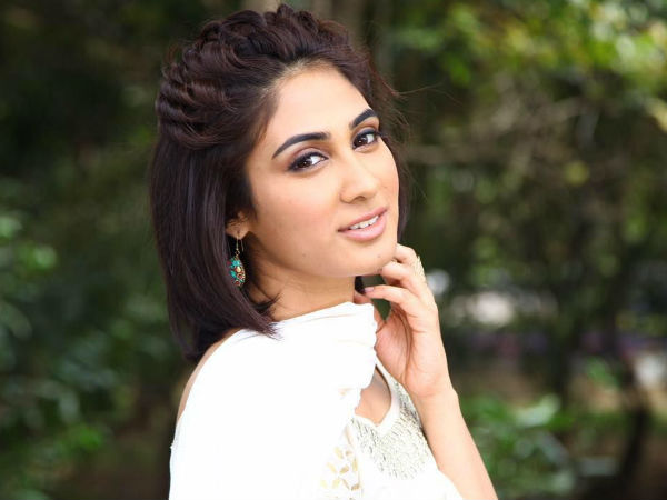 നീനയില് നിന്ന് വ്യത്യസ്തം