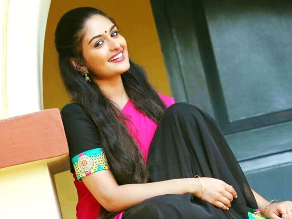 ധാവണി ലുക്ക് സ്വീകരിച്ചു