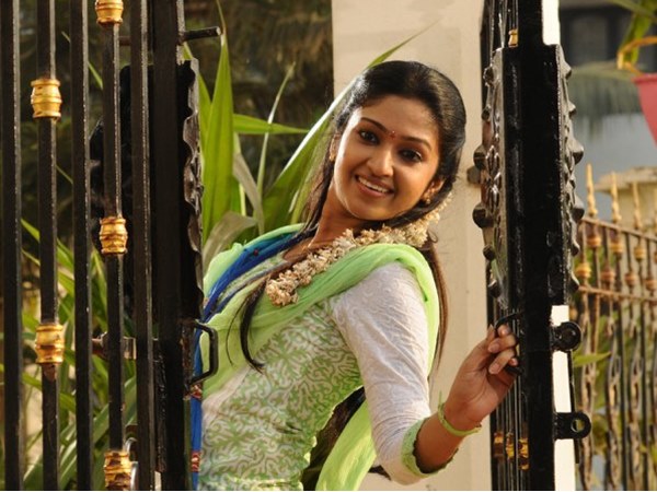 നടിയുടെ പേരില് കേസ്
