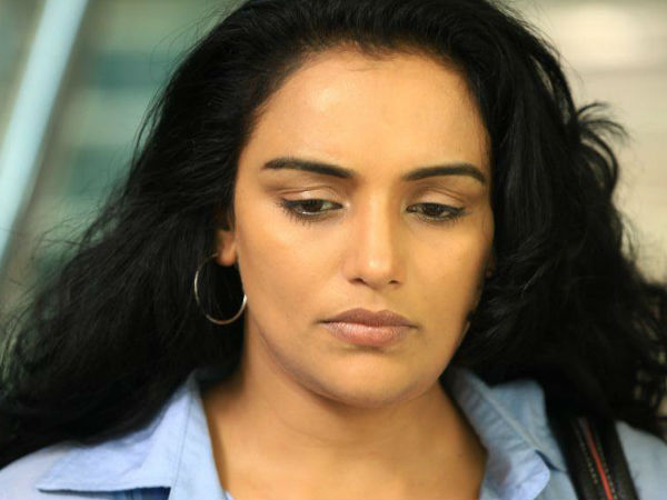 കാമഭ്രാന്തന്മാര്ക്ക് നടുവില്
