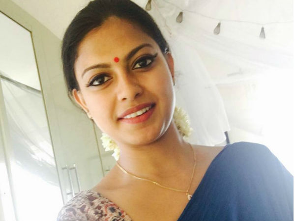 ലൈവ് വീഡിയോയില് അനുശ്രീ