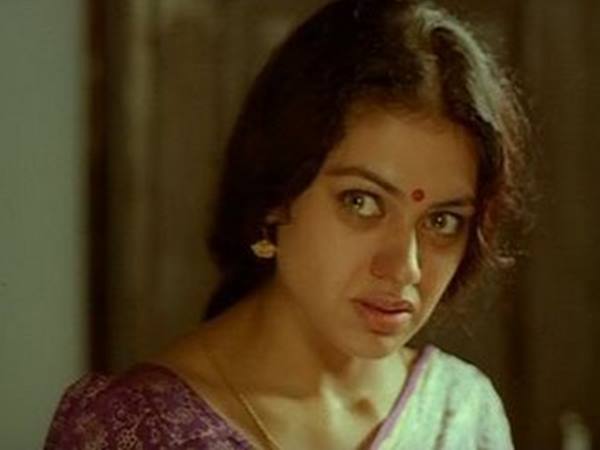 പിന്നീട് കട്ടിലിനടിയിലേക്കു നോക്കി