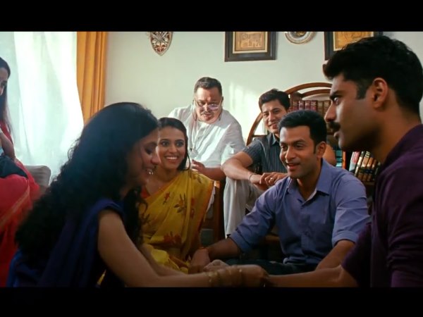 നെയില് പോളിഷ് ഉണക്കുമ്പോള് മാത്രമാണ് ഒരു സ്ത്രീ നിസ്സഹായയാവുന്നത്