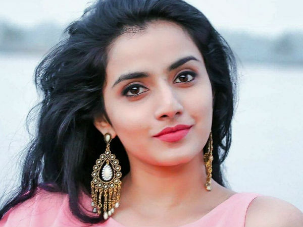 നായികയായി ആന്