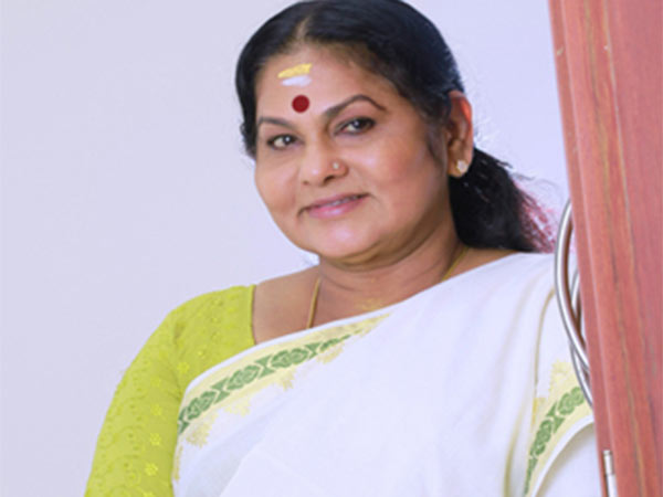 ചെളി വാരിയെറിയാന് ശ്രമിക്കുന്നു