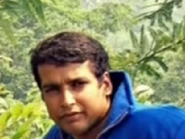 പത്തോളം സിം കാര്ഡുകള്