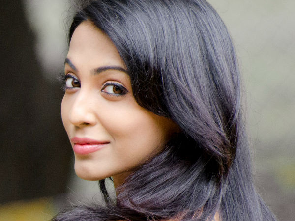ധനുഷും പാര്വ്വതി നായരും