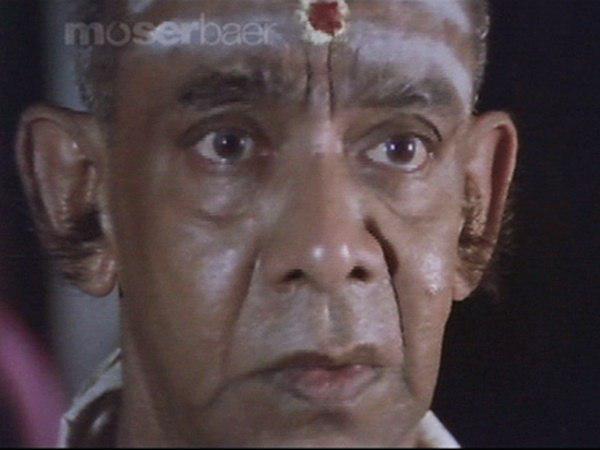 സ്വകാര്യ ബസ്സില് കണ്ടക്ടറായ കുഞ്ഞാലു