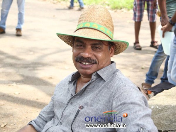 സത്യന് അന്തിക്കാടുണ്ട് ഇവിടെ