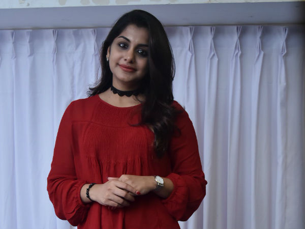 മീര മടങ്ങി വരുന്നു