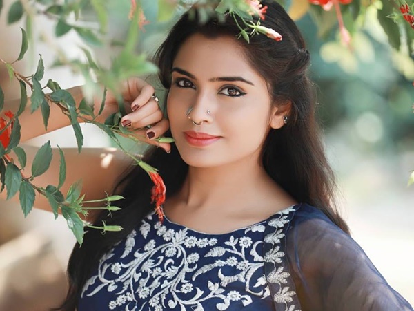 ഇന്സ്റ്റഗ്രാമിലെ പെണ്കുട്ടി