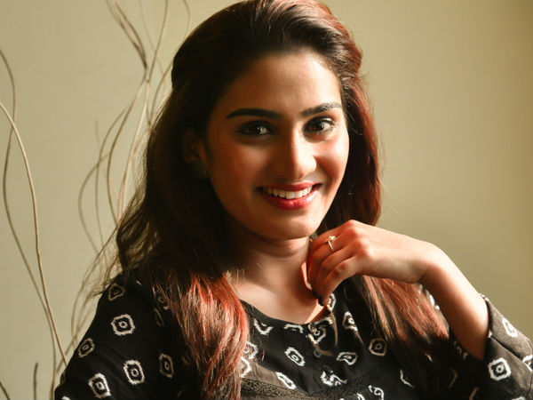 മോഡലിങിലൂടെ തുടക്കം