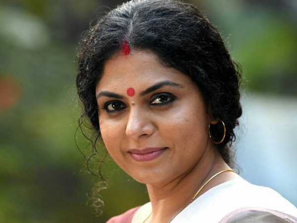 വിജയ്യുടെ അമ്മയായി ആശ ശരത്