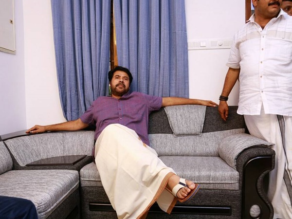 ക്യാമറയ്ക്ക് പിന്നില്